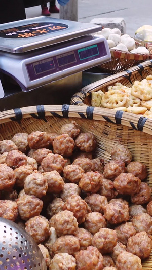 城市新年准备年货扎肉丸子素材炸肉丸子52秒视频