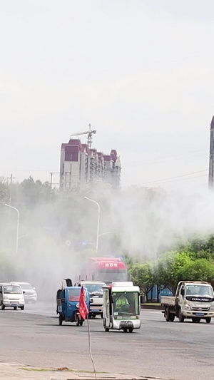 城市清洁喷水车作业实拍视频素材道路清洁24秒视频