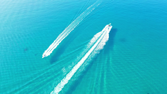 航拍海南三沙市西沙海洋蔚蓝色干净大海与行驶的游艇视频