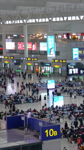 上海虹桥火车站乘客检票进站延时农民工视频