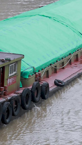 多角度拍摄台风过后恢复通行的运河航道上的货轮合集视频