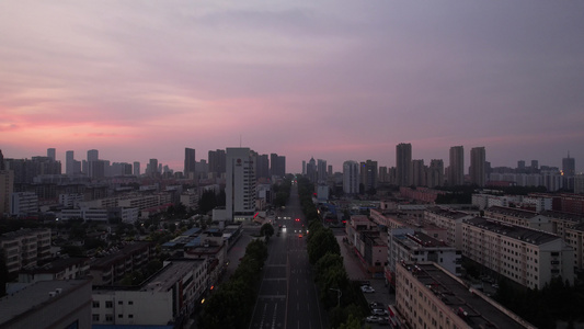 城市日出彩霞海边城市风光航拍视频