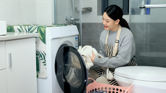 洗衣服的居家女性视频