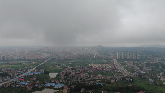 城市雨季暴雨来临航拍视频