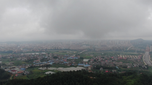 城市雨季暴雨来临航拍视频