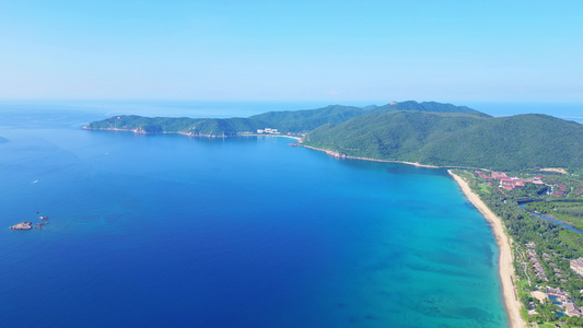 航拍海南三亚亚龙湾蔚蓝色海洋海岸线背景与游艇风光视频