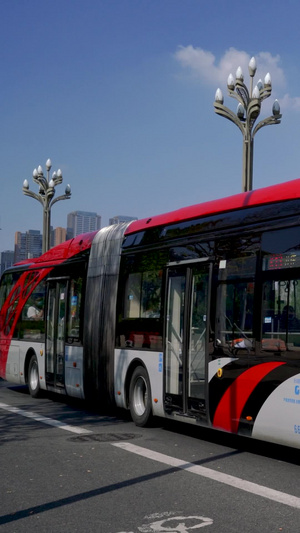 特色加长绿色电能公交车新能源汽车成都新型公交53秒视频