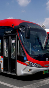 特色加长绿色电能公交车新能源汽车城市交通视频
