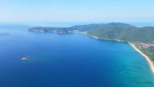 航拍海南三亚亚龙湾蔚蓝色海洋海岸线背景与游艇风光视频