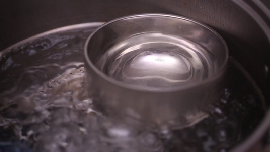 清洗水煮不锈钢餐具视频