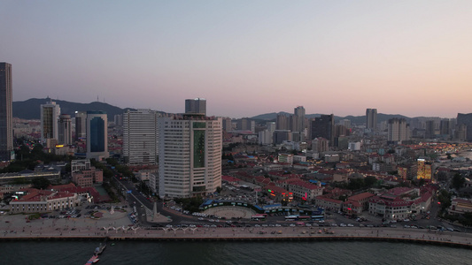 山东烟台城市夜幕降临夕阳晚霞日落大海风光航拍 视频