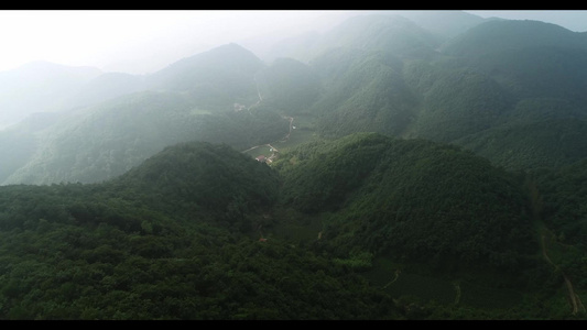 航拍大山自然风光[风景迷人]视频