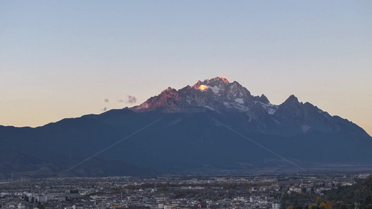 丽江玉龙雪山日照金山延时视频