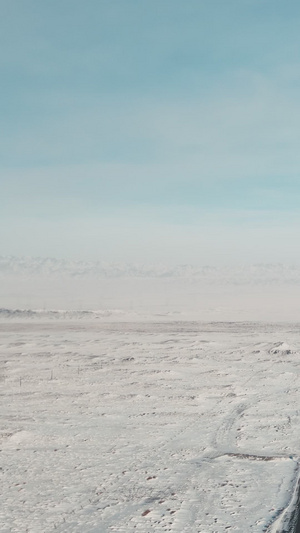 航拍新疆冬季雪原公路汽车背景29秒视频
