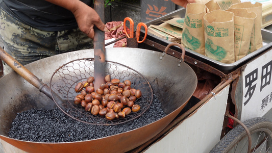 餐饮小吃铁锅炒板栗4k美食素材视频