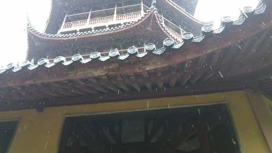 古建筑屋檐下雨滴水素材实拍视频