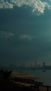 夏天长江翻滚的云层和耶稣光自然城市风光视频