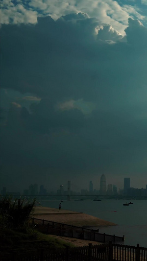 夏天长江翻滚的云层和耶稣光自然城市风光12秒视频