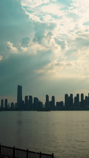 夏天长江翻滚的云层和耶稣光自然城市风光12秒视频