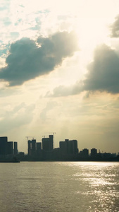 夏天长江翻滚的云层和耶稣光自然城市风光视频