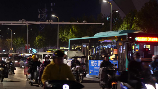 夜景街上人行人-过马路-横穿马路 红绿灯视频