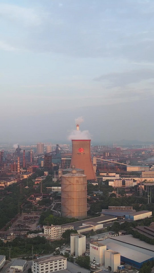 航拍宝武钢铁公司全景环境环保节能清洁能源冒着烟的钢铁工厂巨大的烟囱素材城市素材64秒视频