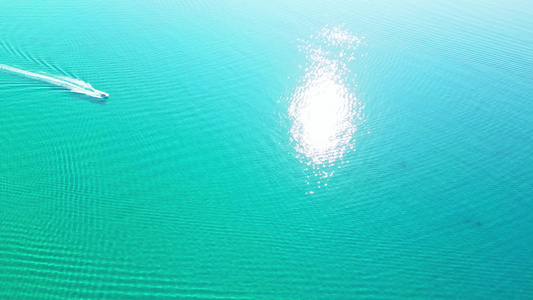 航拍海南三沙市西沙海洋蔚蓝色干净大海与行驶的游艇视频