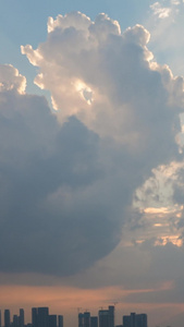 延时摄影城市蓝天白云晴朗天空阳光光线流动的云自然天气街景素材云朵素材视频