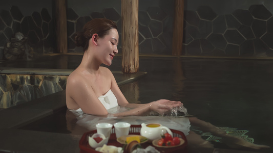 4K女性泡温泉洗浴视频