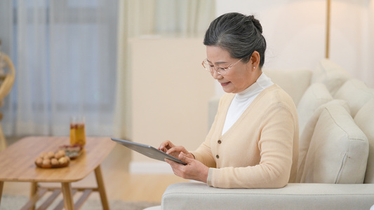 4k老年人居家生活使用平板pad打字聊天交流沟通视频