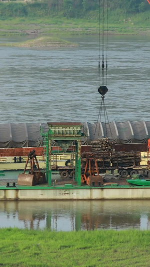 实拍轮渡码头木材卸运船运木材70秒视频