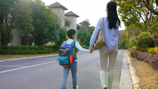 妈妈接送孩子上下学视频