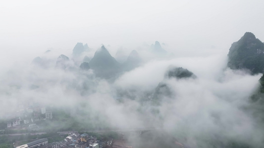 航拍广西桂林烟雨漓江水墨画视频