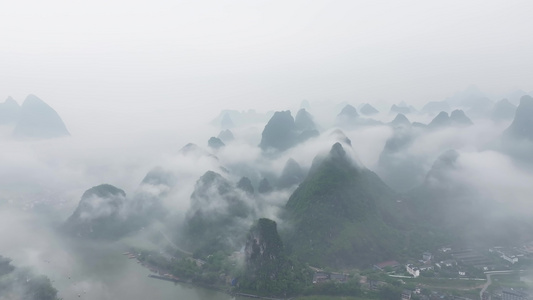 航拍广西桂林烟雨漓江水墨画视频