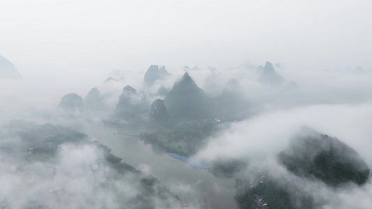 航拍广西桂林烟雨漓江水墨画视频