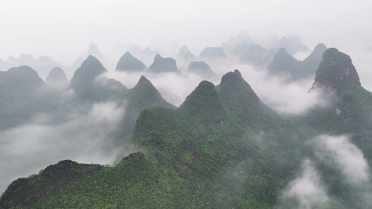 航拍广西桂林烟雨漓江水墨画视频