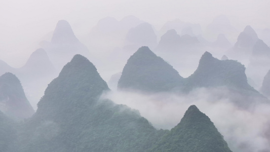 航拍广西桂林烟雨漓江水墨画视频