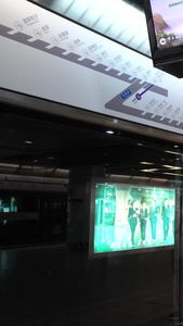 重庆1号线地铁到站地铁站视频