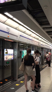 重庆1号线地铁到站乘客上地铁视频