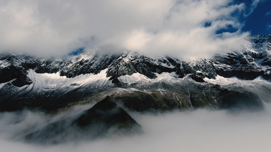 4K无人机穿越云层航拍云端之上雪山山峰自然风光视频