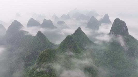 航拍广西桂林烟雨漓江水墨画视频