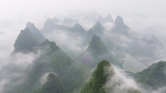 航拍广西桂林烟雨漓江水墨画视频