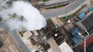 航拍城市现代化工业环保工厂冷凝塔排放的白色烟雾4k素材43秒视频