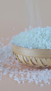 粮食日洒落的大米大米粥视频