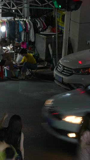 城市夜景灯光道路等待过马路的行人和车流素材行人素材57秒视频