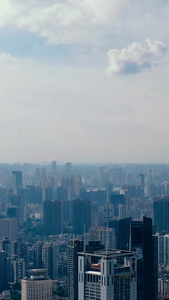 航拍蓝天白云之下的都市风光延时视频高楼大厦视频