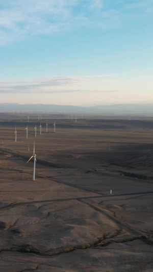 航拍新疆布尔津戈壁中的电力风车视频自驾旅游71秒视频