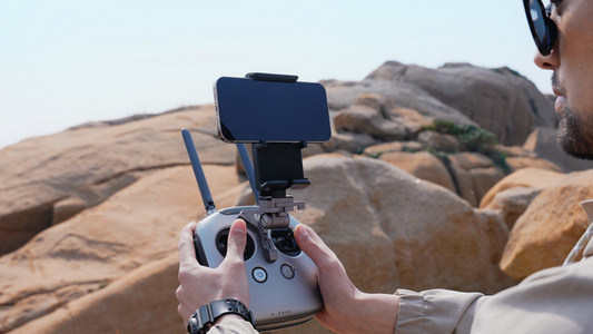 航拍摄影师操控无人机遥控器视频
