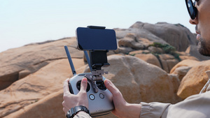 航拍摄影师操控无人机遥控器25秒视频