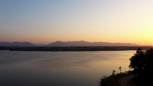 夕阳下的湖[余辉]视频